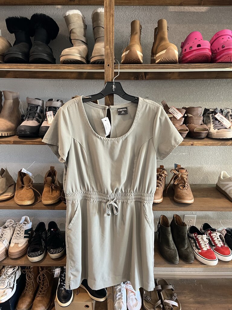 32 COOL WOMEN'S DRESSES M